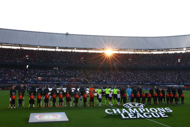 Prachtige beelden: De Kuip pakt uit met sfeeractie tijdens eerste Champions League-duel Feyenoord