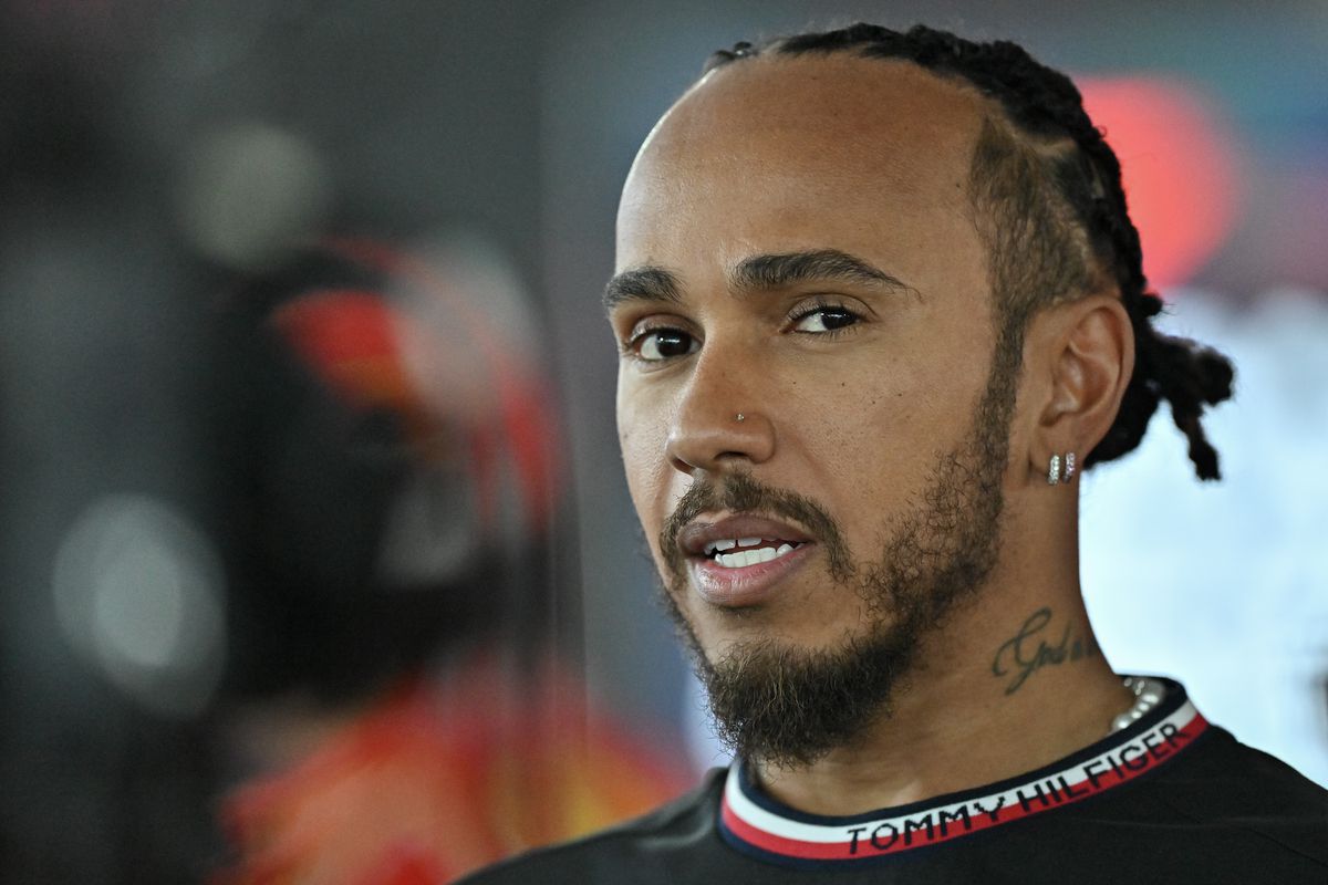 Lewis Hamilton beticht grote autosportbaas van racisme: 'Er wordt gezegd dat wij niet zoals zij zijn'