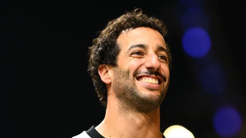 Onherkenbare Daniel Ricciardo herenigd met twee concurrenten van Max Verstappen