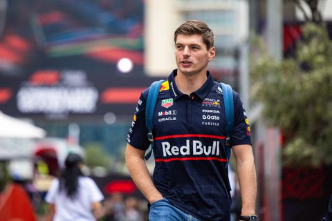 Dominantie van McLaren in verstoorde eerste vrije training in Baku: Max Verstappen moet vooralsnog passen
