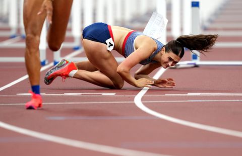 Tranen bij gehavende atlete die na harde val bij WK atletiek wonderbaarlijk finisht