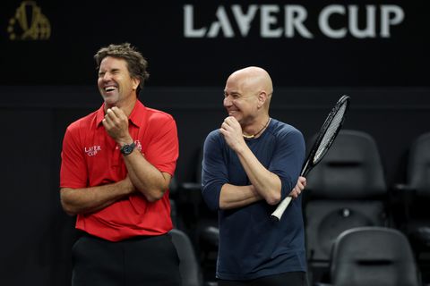 Tennisicoon Andre Agassi clasht met zijn assistent bij Laver Cup: 'Ik denk dat het niet gaat werken'