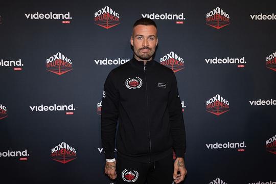 Tranen van Dave Roelvink na boksdebuut zorgen voor hilariteit bij De Oranjezondag: 'Dit is toch lief'