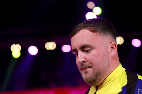 Topdarter Luke Littler krijgt de volle laag in Amsterdam: scheidsrechter moet ingrijpen