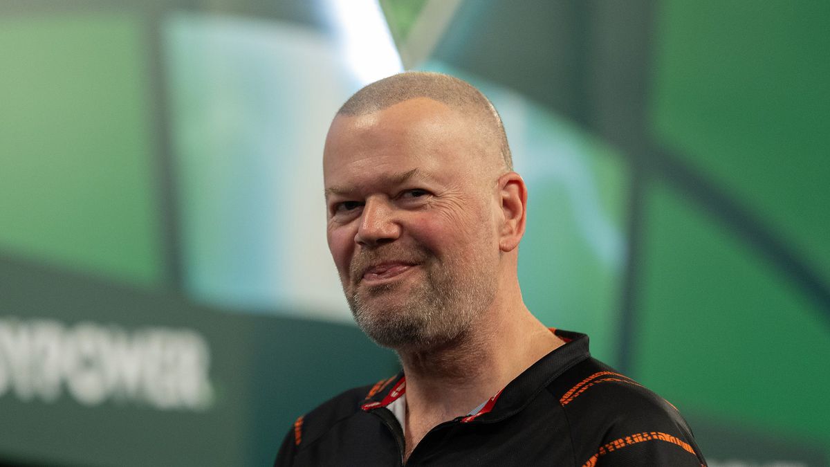 Bizarre dag voor Nederlandse darter: met in fanshop gekochte pijltjes onderuit tegen Raymond van Barneveld bij Czech Darts Open