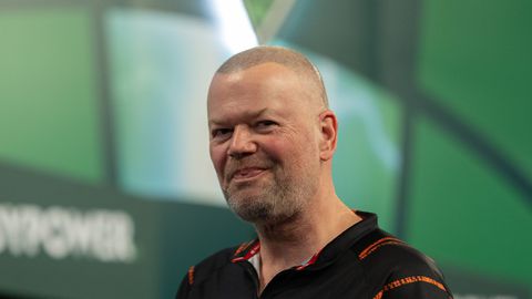 Bizarre dag voor Nederlandse darter: met in fanshop gekochte pijltjes onderuit tegen Raymond van Barneveld bij Czech Darts Open