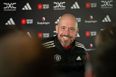 Britse tabloid maakt Erik ten Hag na persco belachelijk met beeld als bergbeklimmer