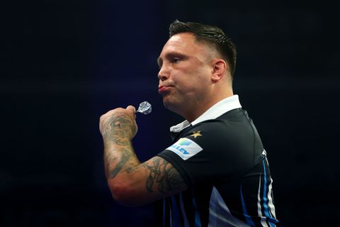 Raymond van Barneveld krijgt door 'opvallend late afmelding' van Gerwyn Price plots andere tegenstander