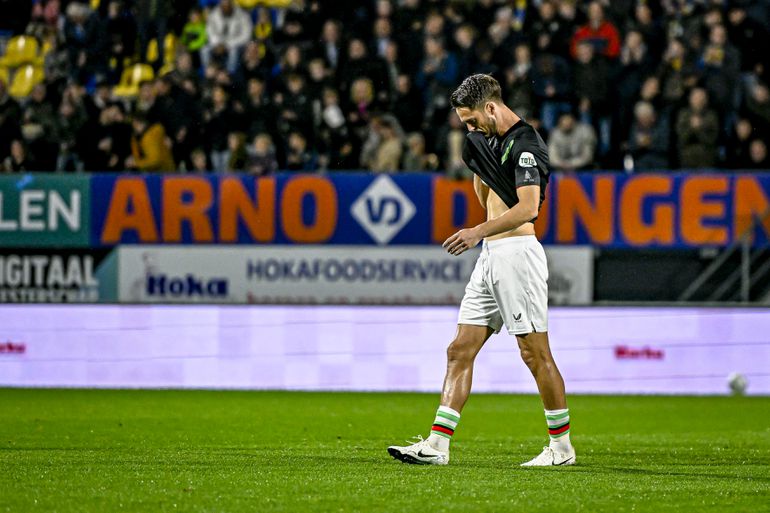 Emotionele Ricky van Wolfswinkel laat tranen de vrije loop bij eerbetoon aan schoonpa  Johan Neeskens