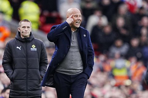 Britse media trekken bizarre vergelijking over Arne Slot bij Liverpool in crisis: 'Hij droeg geen ondergoed'