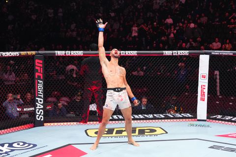 Nederlandse UFC-debutant zorgt na zege voor schitterend moment, publiek in Canada laat zich horen