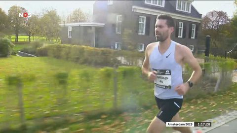 Worstelende Tom Dumoulin komt volop in beeld bij marathon van Amsterdam en krijgt lachers op zijn hand