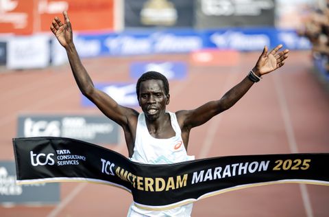 Marathon van Amsterdam levert secondenspel op om nieuw record, Nederlander dolblij