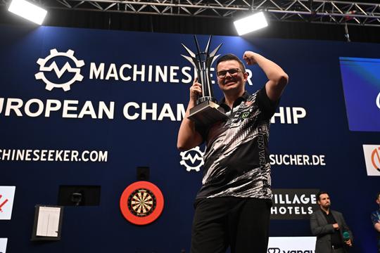 Titelverdediger Gian van Veen weet loting voor EK darts, Michael van Gerwen in Nederlands onderonsje