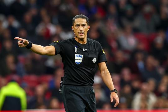 Dit is de scheidsrechter bij PSV - Feyenoord in Eredivisie: opvallende rol voor vierde official