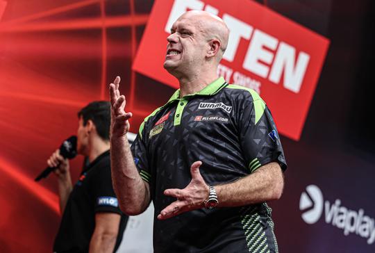 Topdarter Michael van Gerwen 'doodziek' en 'kwetsbaar' na nieuwe tik: 'Alsof hij tegen Rico Verhoeven heeft gevochten'