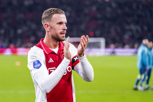 Ajax afgeserveerd om opmerkelijk besluit: 'Ze gaan dertig jaar terug in de tijd'