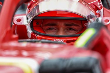 Charles Leclerc ruilt racepak even in voor vliegpak: 'In een F1-cockpit heb ik minder ruimte'