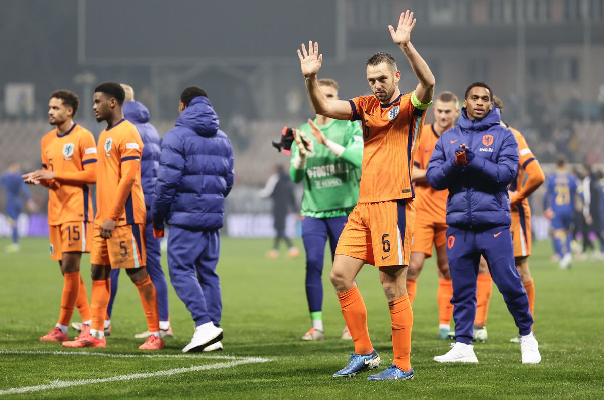 Oranje-aanvoerder wijst naar het veld na dramatisch optreden Nederland: 'Bal ging soms alle kanten op'