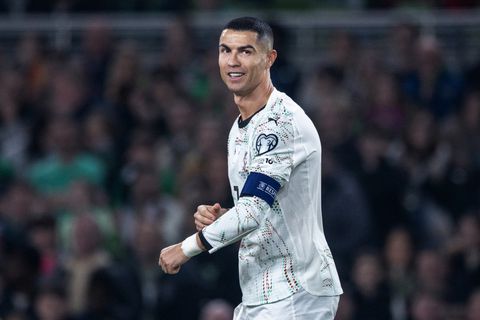 Cristiano Ronaldo duikt op pikant moment op met Donald Trump en andere beroemdheden: 'Het is een eer'