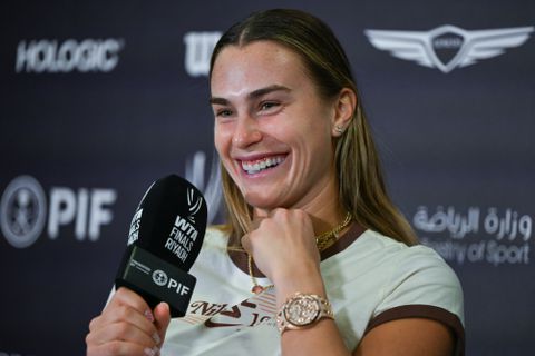 'Verliefde' toptennisster Aryna Sabalenka schittert in bekend modeblad: 'Ik wil een andere kant laten zien'