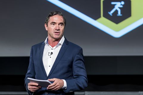 Nederlandse schaatslegende (64) verbaast zich nog altijd over zijn populariteit: 'Dat is wel heel grappig'