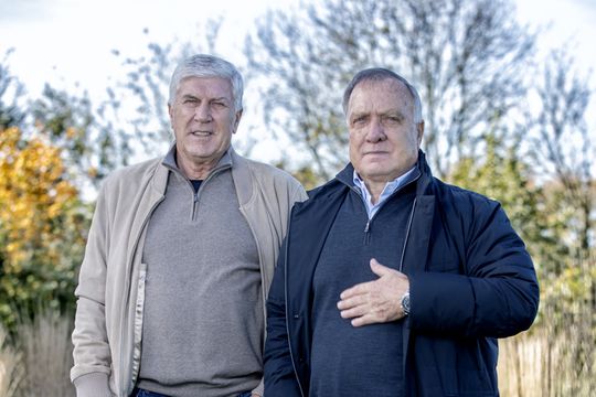 Dit is de staf van Dick Advocaat bij Curaçao: bondscoach en handlangers zijn samen 402 jaar oud