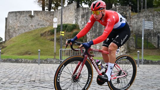 Bizar ongeluk met Nederlandse toprenster: automobilist rijdt door na harde klapper