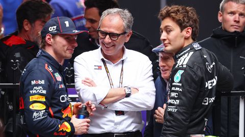 Max Verstappen, Stefano Domenicali en George Russell © Getty Images