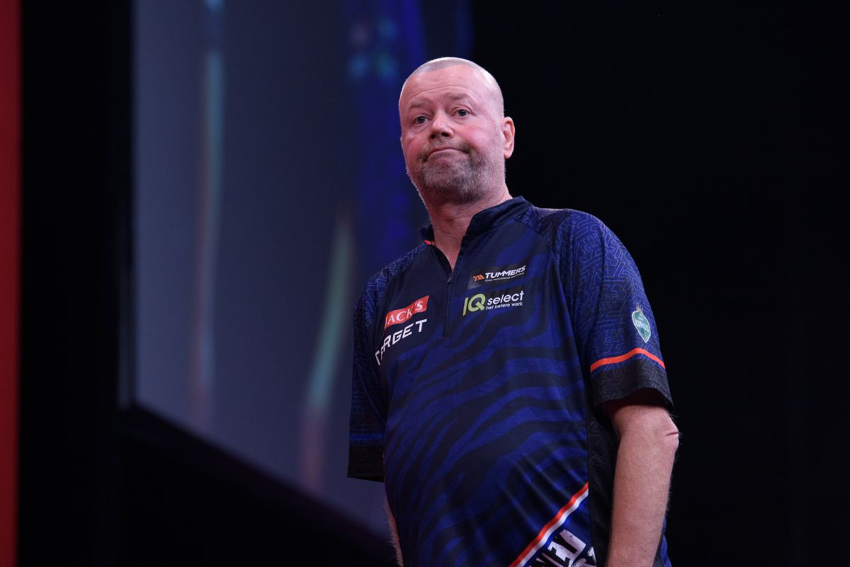 Ongeloof over gedrag Raymond van Barneveld op WK darts: 'Je wil hem gewoon van het podium trekken'