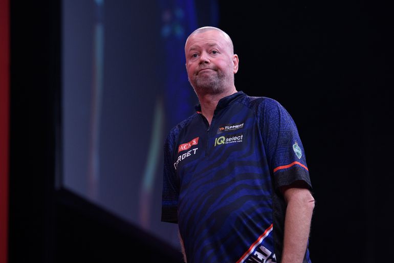 Grote verbazing bij Raymond van Barneveld: debutant pleegt 'diefstal' op WK darts