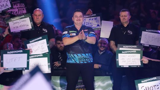 Bekijk hier hoe de PDC blunderde op WK darts met verkeerde opkomst van Kroatische darter