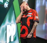 Topdarter Nathan Aspinall worstelt met darteritus. ©PDC