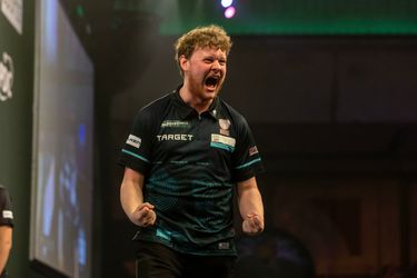 'Mooiste pot van mijn leven': stralende Kevin Doets vol ongeloof na waanzinnige stunt op WK darts