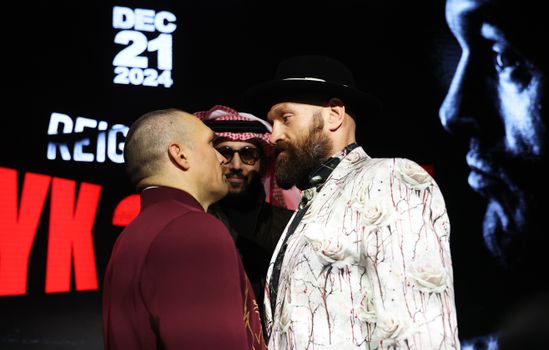 Tyson Fury en Oleksandr Usyk baren opzien met 'langste staredown ooit': 'Zo staan ze er morgen nog'