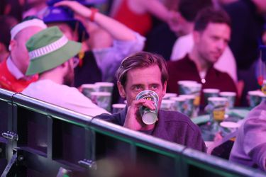 Geliefde oud-topvoetballer duikt op in publiek bij WK darts en wordt door heel Ally Pally toegejuicht