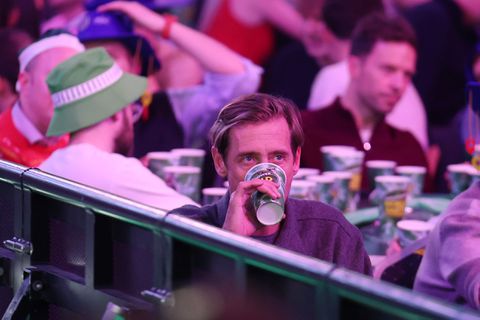 Geliefde oud-topvoetballer duikt op in publiek bij WK darts en wordt door heel Ally Pally toegejuicht