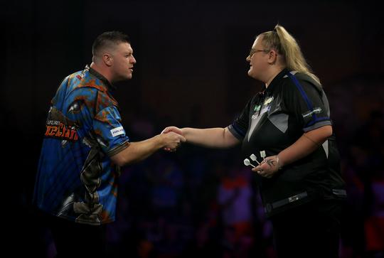 Net geen sensatie bij WK darts: Beau Greaves komt iets tekort om Fallon Sherrock op te volgen