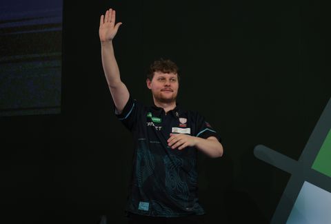 Nederland met negen darters naar tweede ronde op WK darts na knappe zege van geplaagde Kevin Doets