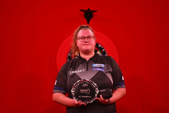 Vrouwelijke dartsensatie Beau Greaves lacht om haar tattoo's: 'Helaas was ik nuchter'