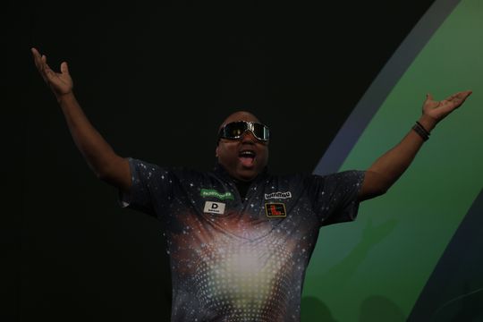 Winnende topdarter met opvallende skibril baart opzien met 'heel fascinerende' actie: 'Te bizar voor woorden'