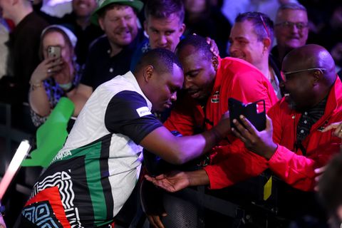 Dartsfenomeen David Munyua krijgt felicitatie van bijzonder iemand na wonder op WK darts