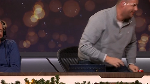 Dartscommentator Viaplay wordt voor gek gezet tijdens WK en loopt weg: 'Je maakt fouten in je leven'