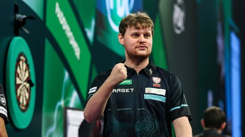 Uitslagen WK darts | Kevin Doets voegt zich bij acht landgenoten in tweede ronde, outsider voor wereldtitel door