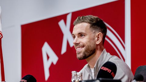 Jordan Henderson burgert snel in: Ajax-speler fietst door Amsterdams park