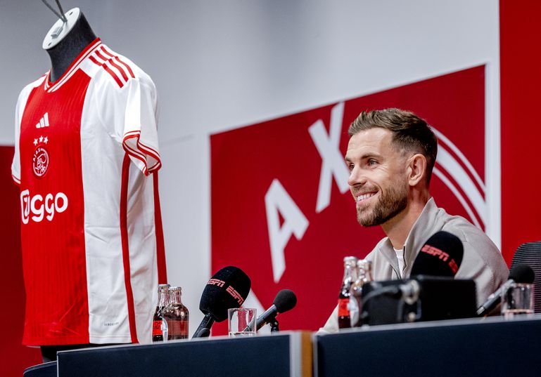 Jordan Henderson burgert snel in: Ajax-speler fietst door Amsterdams park