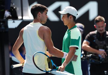 Carlos Alcaraz gemakkelijk verder op Australian Open: ‘Zo wil je eigenlijk niet winnen’