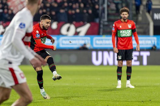 NEC Nijmegen wint van 10 man van FC Twente na kanonskogel van Calvin Verdonk