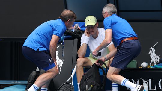 Trillende toptennisser Jannik Sinner laat publiek schrikken met lange medische pauze op Australian Open