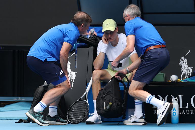 Trillende toptennisser Jannik Sinner laat publiek schrikken met lange medische pauze op Australian Open